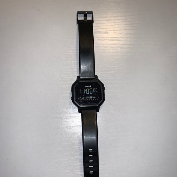 nixon siren all black